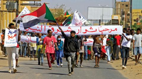 السودانيون يتظاهرون مجدداً رفضاً لاستيلاء الجيش على السلطة