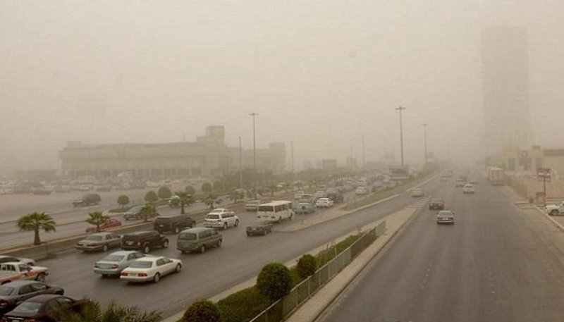 أتربة وغبار تحد من مدى الرؤية وغيوم وسحب رعدية ممطرة