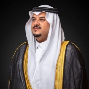 نائب أمير الرياض يؤدي صلاة الميت على سعد السديري