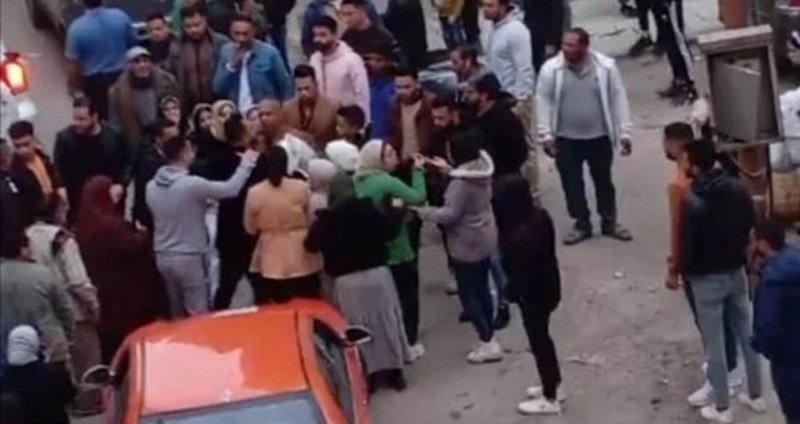 مصري ضرب عروسه في الشارع.. شاهد ما حدث في قاعة الفرح وأثار الجدل