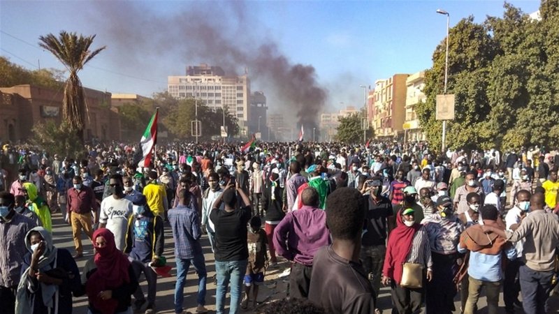 الشرطة السودانية تطلق الغاز على متظاهرين حاولوا الوصول للقصر الرئ