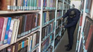 المكتبة المركزية في جامعة الموصل تقوم من بين الأنقاض