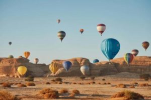 «مهرجان سماء العلا» يحقق الرقم القياسي لأكبر عرض ليلي للمناطيد المضيئة في العالم