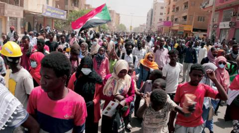 السودانيون يعودون للشوارع ويخترقون الطوق الأمني قرب القصر الرئاسي