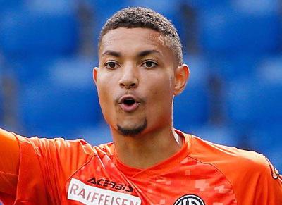 أبها يعزز صفوفه بالحارس السويسري باومان