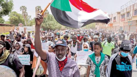 كر وفر بين المحتجين والشرطة قرب القصر الرئاسي في السودان