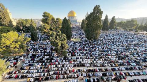 الفلسطينيون يؤدون صلاة العيد في الأقصى والإبراهيمي بلا توترات