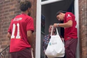 شاهد… محمد صلاح ولاعبو ليفربول يفاجئون السكان والجماهير بالهدايا