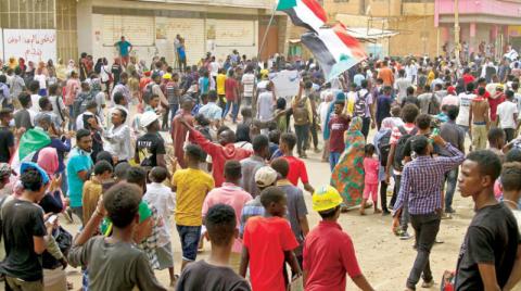 بالغاز والقنابل الصوتية… الأمن السوداني يصد المحتجين من أمام القصر الرئاسي