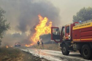 بقايا سجائر أو وقود… فرنسا تحقق في الأسباب البشرية لحرائق الغابات