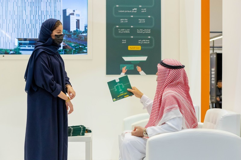 «العدل» تعرف بنظام الإثبات عبر جناحها في معرض الرياض للكتاب – أخبار السعودية