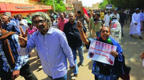 آلاف السودانيين يتظاهرون في ذكرى «إطاحة الحكومة المدنية»