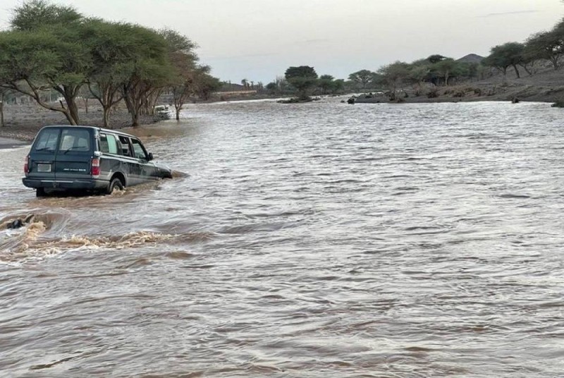 حائل: إحالة مواطن للهيئة المرورية.. جازف بدخول وادٍ أثناء جريانه في الحائط – أخبار السعودية