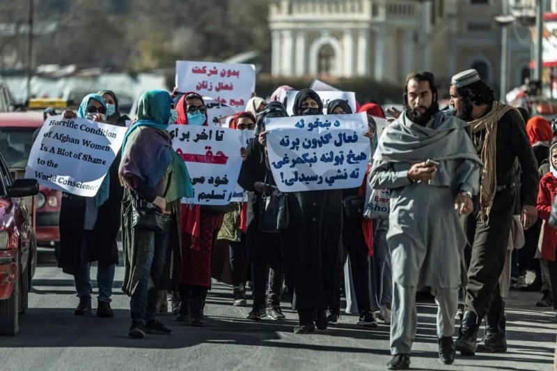 دفاعاً عن حقوقهن.. أفغانيات يتظاهرن في كابول: لن نستسلم – أخبار السعودية