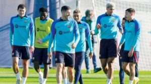 ريال مدريد وبرشلونة يستأنفان الصراع على اللقب باختبارين سهلين