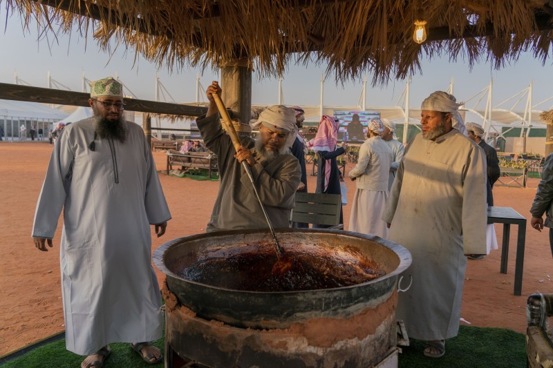 «الحلوى العُمانية» تستقبل زوار مهرجان الملك عبدالعزيز للإبل – أخبار السعودية