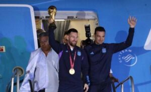 منتخب الأرجنتين المتوج بكأس العالم يعود إلى بوينس آيرس