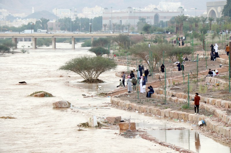 أمطار المدينة.. شلالات في جبل أحد وإغلاق مؤقت للشوارع – أخبار السعودية