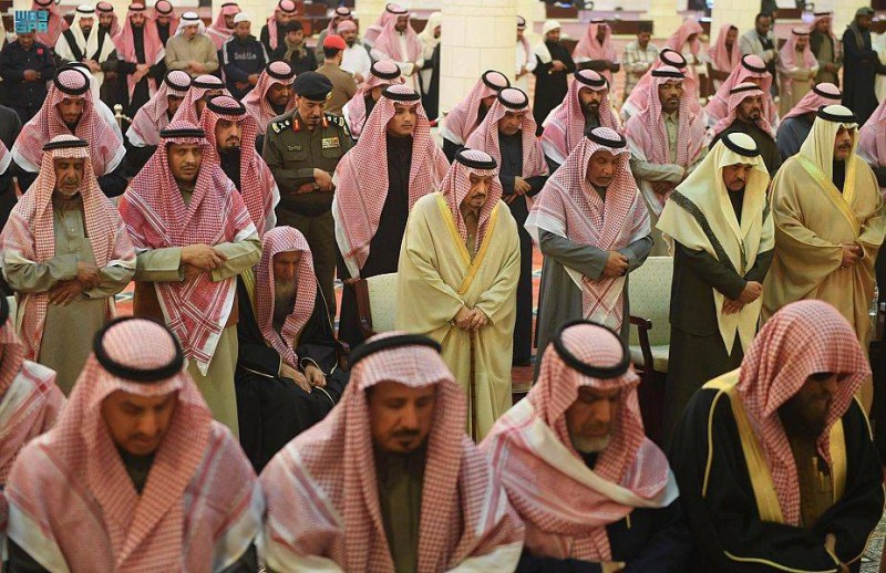 أمير الرياض يؤدّي صلاة الميت على والدة الأمير فيصل بن مشاري بن عياف – أخبار السعودية