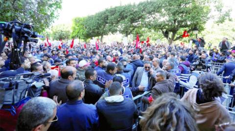 الاحتجاجات ضد حكم الرئيس التونسي تطغى على «ذكرى الثورة»