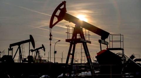 النفط يتراجع وسط وفرة في الإمدادات وارتفاع المخزونات الأميركية