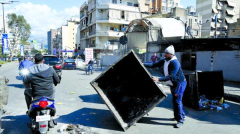 انحدار الليرة يخرج لبنانيين إلى الشوارع ويغلق المؤسسات