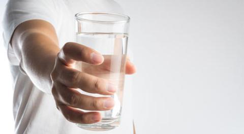 طبيب ينصح بالإكثار من الماء وتقليل الملح لخفض كثافة الدم