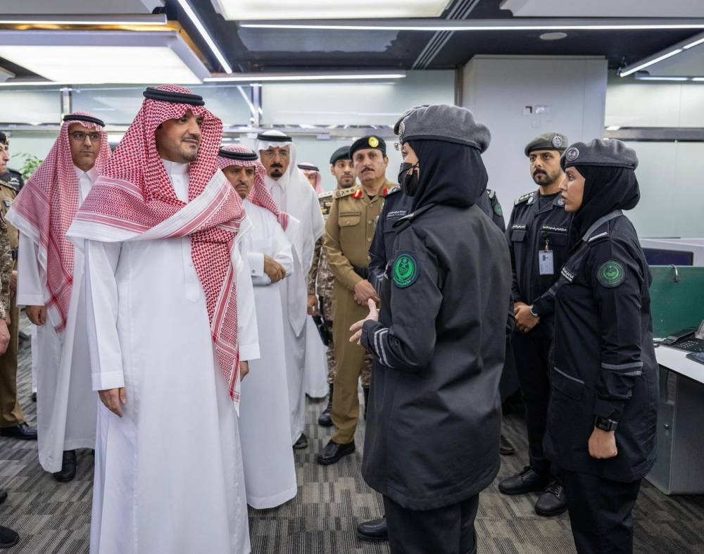 عبدالعزيز بن سعود يتابع سير العمل في مركز العمليات الأمنية الموحدة «911» بمكة المكرمة – أخبار السعودية