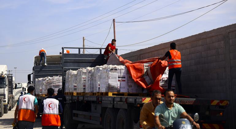 عشرون شاحنة إضافية تدخل قطاع غزة في ظل غياب أي إمدادات للوقود