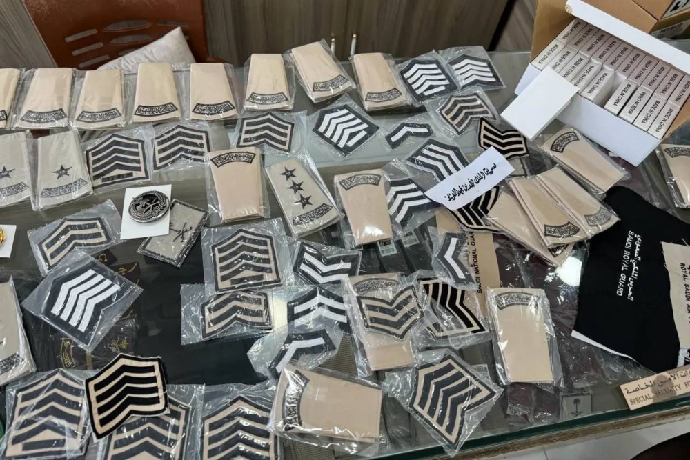 ضبط 4000 رتبة وأنواط وشعارات عسكرية في محال مخالفة بمنطقة الرياض – أخبار السعودية