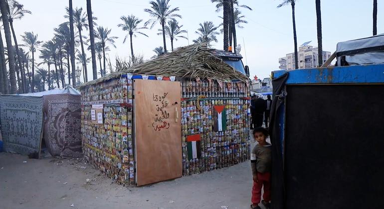 “رسائل للعالم”، خيمة من المعلبات في دير البلح بغزة وسط زيادة كبيرة لسوء التغذية وانتشار الأمراض