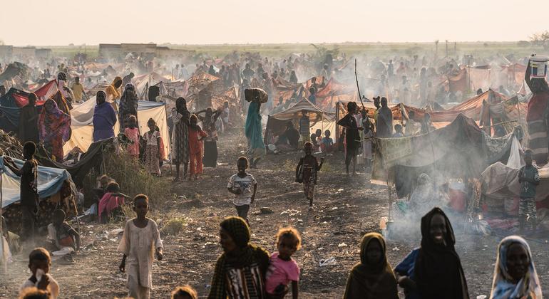 السودان: عام من الصراع يخلف تكلفة بشرية هائلة، وتحذير من تفاقم الكارثة إذا لم يتوقف القتال