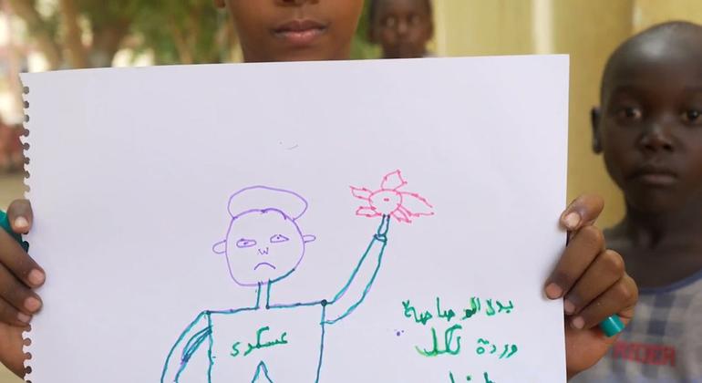 في رسومات الأطفال السودانيين، المتقاتلون يلقون أسلحتهم ويرفعون الورود