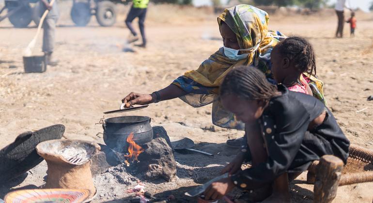 قافلتا مساعدات لنحو نصف مليون شخص تستعدان للتوجه إلى دارفور بعد أنباء عن الموافقة على فتح معبر أدري